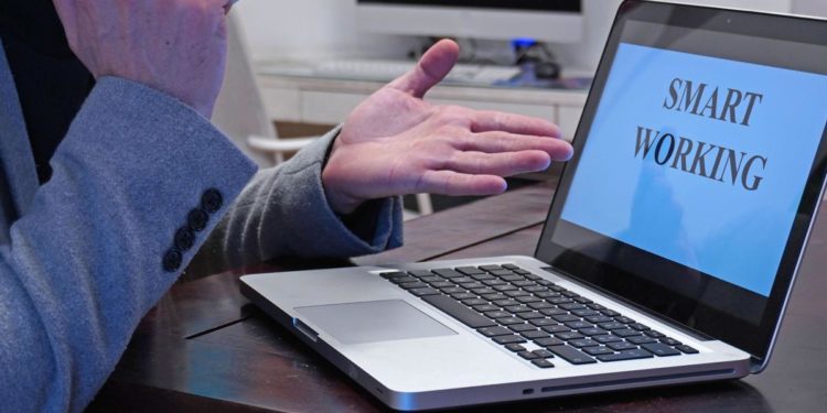 Aumento bollette luce e gas, quanto pesa lo smart working?