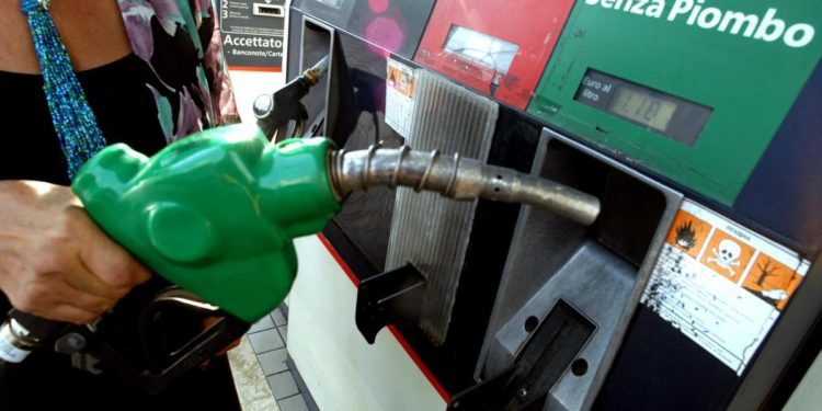 Caro carburante, rincari fino al 60% in un anno: per famiglie 900 euro in più