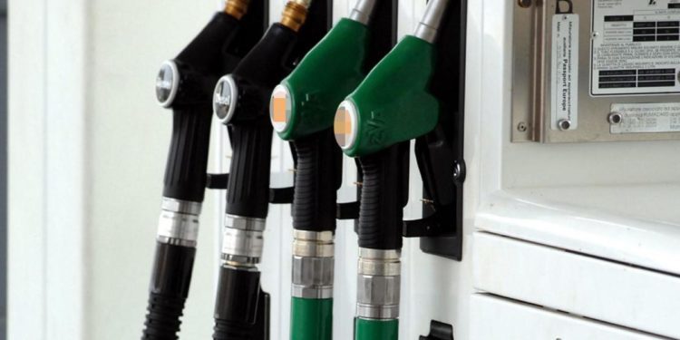 Prezzo benzina e diesel, oggi calo in Italia